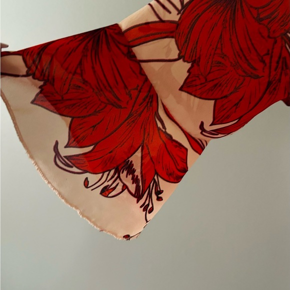 Beautiful floral pattern wraparound midi dress - Picture 6 of 9